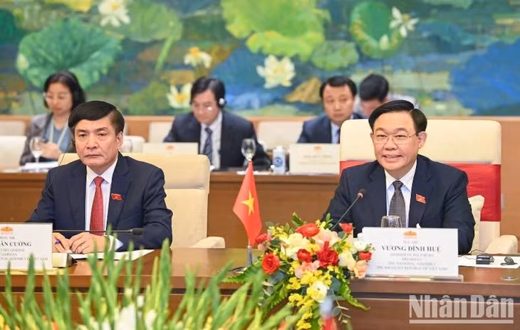 Chủ tịch Quốc hội Vương Đình Huệ phát biểu tại buổi hội kiến. (Ảnh: DUY LINH)