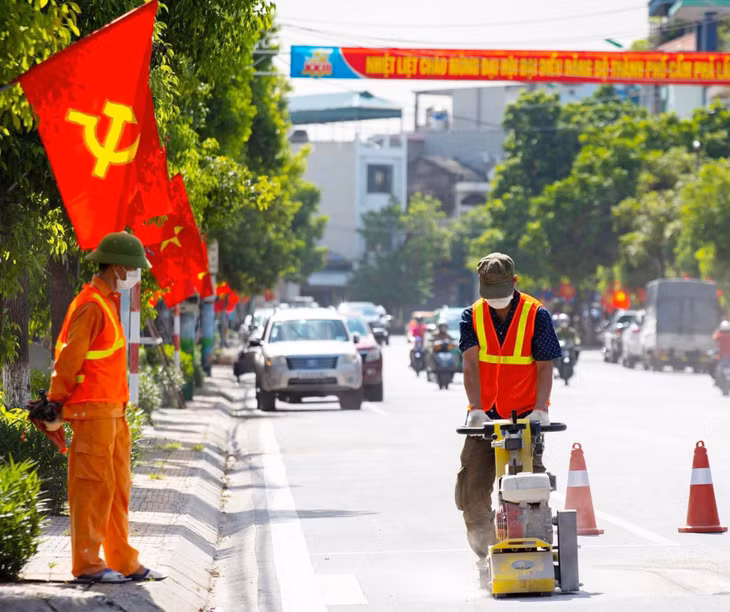 Công nhân kẻ lại vạch sơn đường góp phần cho người tham gia giao thông thuận tiện, tạo cho bộ mặt đô thị thêm văn minh.