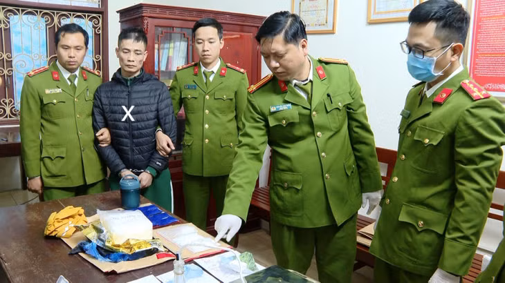 Lực lượng Công an kiểm tra tang vật vụ án. Đối tượng Nguyễn Hoàng Hà (dấu X) tại cơ quan Công an.
