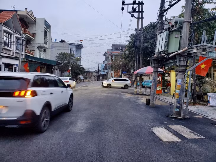 Hàng loạt cột điện nằm trên đường khu 5, phường Yết Kiêu (TP Hạ Long) tiềm ẩn nguy cơ mất an toàn giao thông.