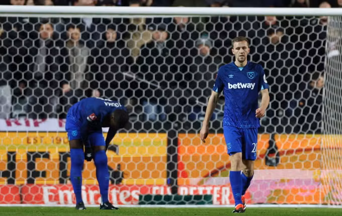 Tiền vệ Tomas Souzek thất vọng khi West Ham thua Bristol City 0-1 ở Cup FA hôm 17/1. Ảnh: Reuters