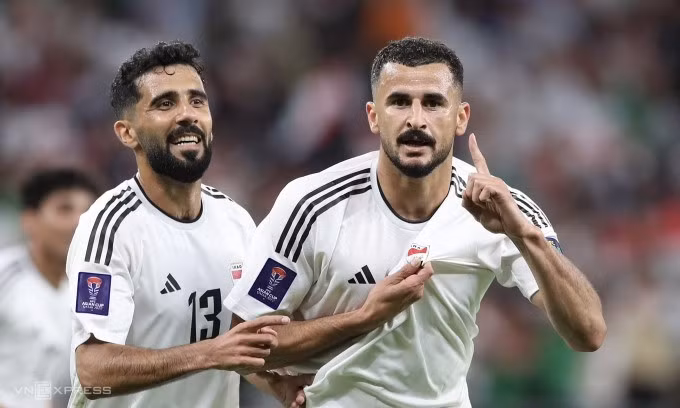 Aymen Hussein (phải) mừng bàn ấn định thắng lợi 3-1 cho Iraq. Ảnh: Lâm Thỏa