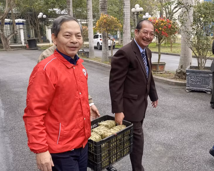 Ông Vũ Hồng Hải, Chủ tịch Hội Chữ thập đỏ tỉnh và ông Đào Duy Hảo Chủ tịch Hiệp hội doanh nghiệp TP Cẩm Phả đưa bánh chưng 