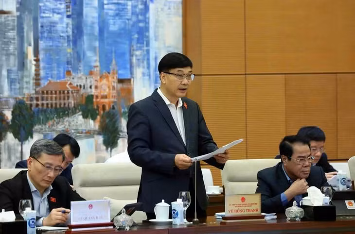 Chủ nhiệm Ủy ban Kinh tế của Quốc hội Vũ Hồng Thanh trình bày báo cáo tóm tắt một số vấn đề lớn tiếp thu, giải trình, chỉnh lý dự thảo luật. (Ảnh: Phạm Kiên/TTXVN)