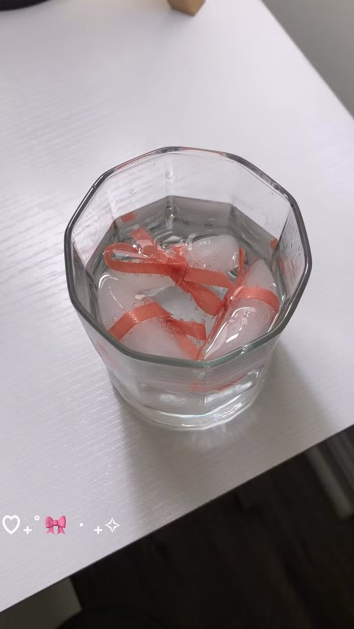 Đến cả đá lạnh cũng đeo nơ. (Ảnh: Knowyourmeme)