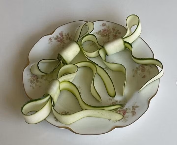 Những lát dưa chuột cũng được sáng tạo để theo trend "coquette food". (Ảnh: Instagram@sluttycooking)