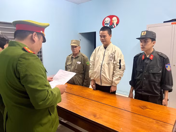 Cơ quan Công an đọc lệnh bắt Hoàng Anh Luân (áo khoác trắng), đối tượng cầm đầu đường dây cá độ bóng đá.