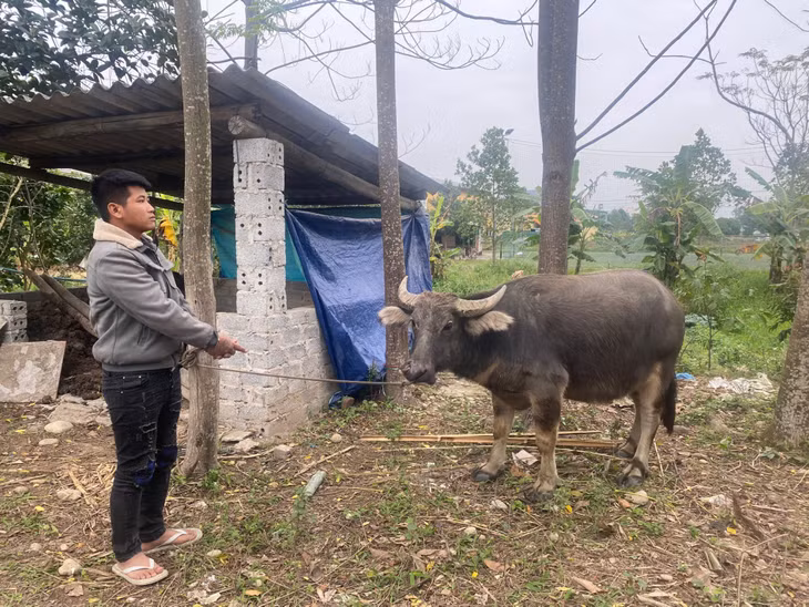 Đinh Khắc Sáng cùng tang vật.