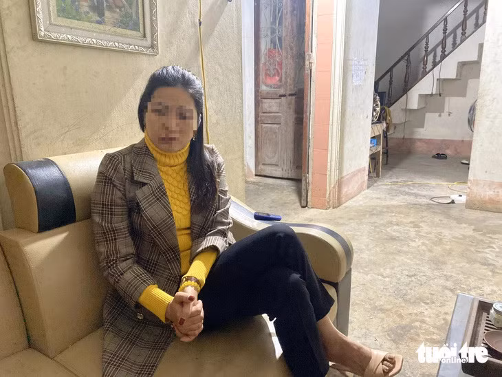 Cô P.T.H. - giáo viên bị học sinh nhốt, ném dép - kể lại những ngày phải "chịu trận" với học sinh - Ảnh: NGUYÊN BẢO