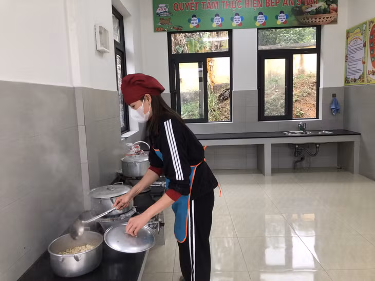 Các trường có tổ chức bán trú đặc biệt quan tâm bảo đảm cơm, thức ăn, nước uống nóng sốt. Ảnh chụp nhân viên nấu ăn cho trẻ tại Điểm trường Thác Cát, Trường Mầm non Hòa Bình (xã Hòa Bình, TP Hạ Long) ngày 23/1. Ảnh: Nhà trường cung cấp