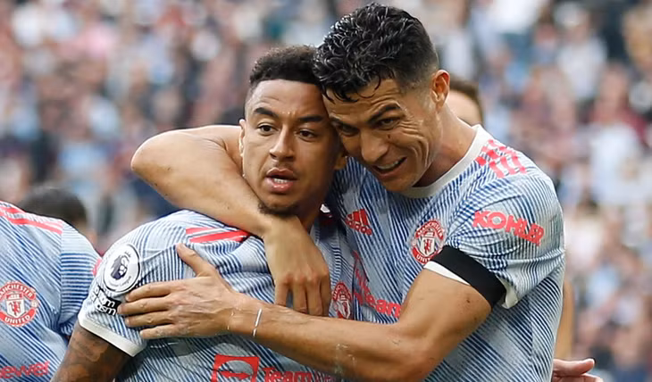 Lingard từng sát cánh với Ronaldo trong màu áo MU.