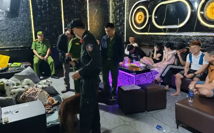 Lực lượng Công an kiểm tra phòng hát karaoke có các đối tượng dương tính với chất ma túy.