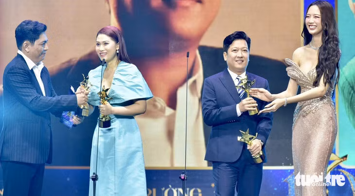 Đạo diễn Đức Thịnh, hoa hậu Bảo Ngọc trao giải Nam, Nữ diễn viên xuất sắc nhất (web drama) cho Trường Giang và Ngọc Thanh Tâm - Ảnh: T.T.D.