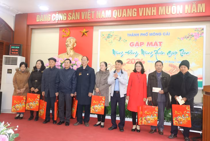 Lãnh đạo TP Móng Cái tặng quà Tết tới các Đại biểu.