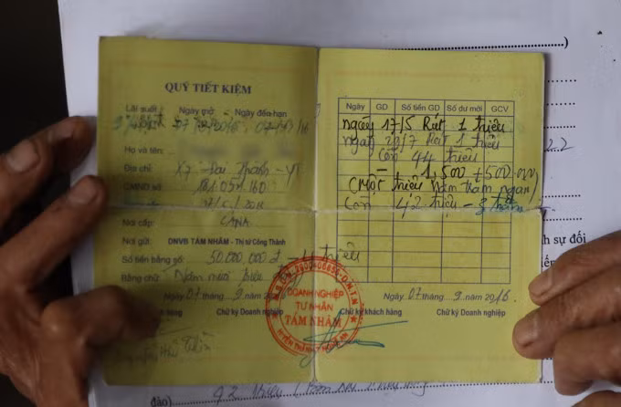 "Sổ tiết kiệm" doanh nghiệp Tám Nhâm trao cho người dân sau khi họ gửi tiền vào tiệm vàng hồi năm 2016. Ảnh: Đức Hùng