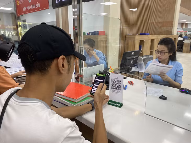 Người dân thực hiện thanh toán lệ phí TTHC không dùng tiền mặt tại Trung tâm Hành chính công TP Hạ Long.