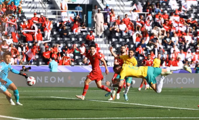 Tình huống Martin Boyle (số 6) đánh đầu nâng tỷ số lên 2-0. Ảnh: Reuters