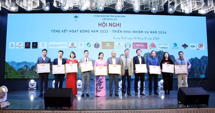 Hiệp hội Du lịch Việt Nam khen thưởng các doanh nghiệp có đóng góp tích cực cho du lịch Quảng Ninh trong năm 2023.