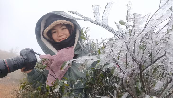 Phóng viên của Trung tâm TTVH Bình Liêu vượt lạnh để ghi lại những khoảnh khắc băng giá.