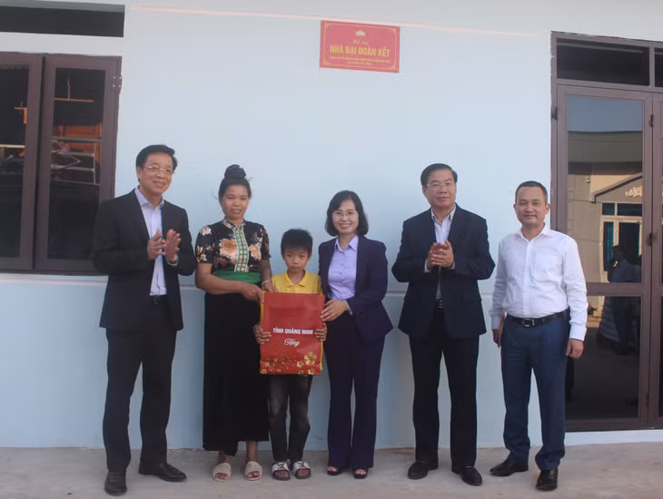 Phó Bí thư Thường trực Tỉnh ủy Quảng Ninh Trịnh Thị Minh Thanh tặng quà cho gia chị Quàng Thị Dương, hộ nghèo bản Pá Luống, xã Thanh Xương.