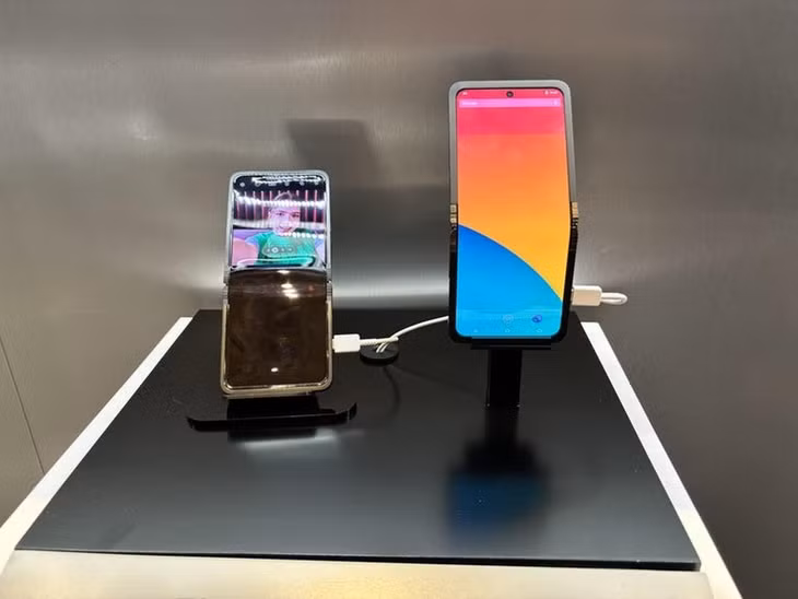 Nguyên mẫu Samsung Flex In &amp; Out Flip là một chiếc smartphone có khả năng gập được cả hai chiều trước và sau. Về cơ bản, đây giống như một chiếc Galaxy Z Flip5, nhưng có thể gập theo hướng ngược lại.
