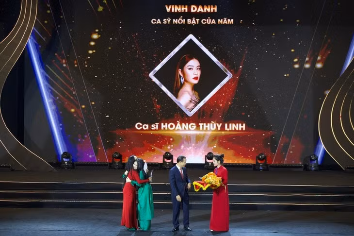 Hoàng Thùy Linh xúc động ôm NSƯT Tuyết Minh khi được vinh danh Ca sĩ nổi bật của năm.