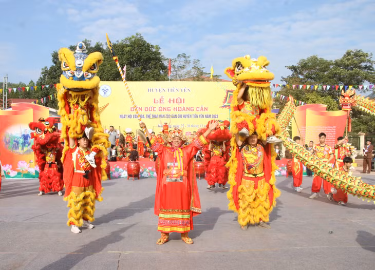 Màn múa lân và rồng mở màn góp thêm không khí rộn ràng cho lễ hội đền Đức ông Hoàng Cần (huyện Tiên Yên) năm 2023.