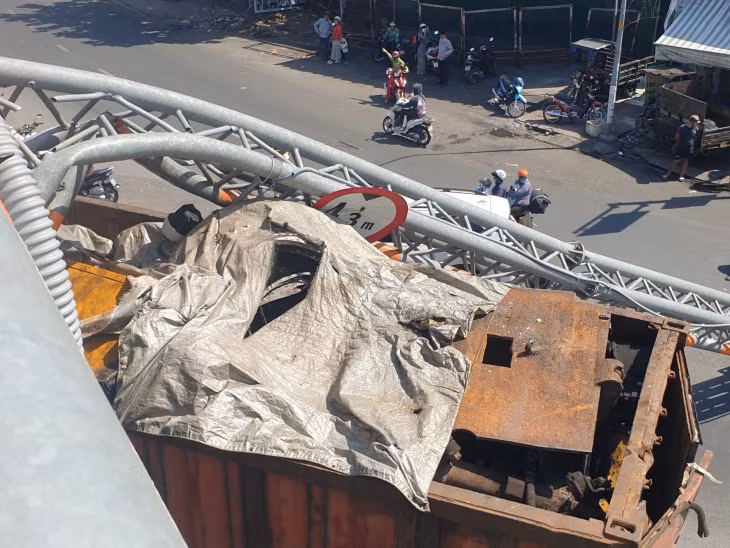 Khối thép nằm trên nóc thùng container.