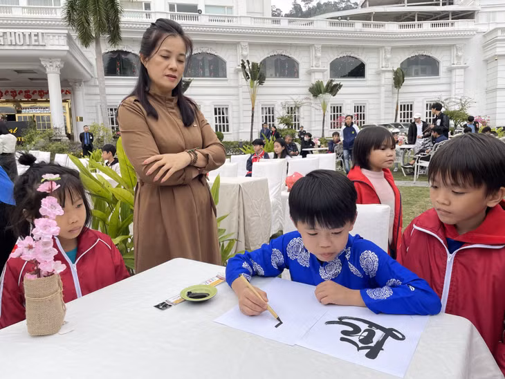 Các em trải nghiệm viết thư pháp.