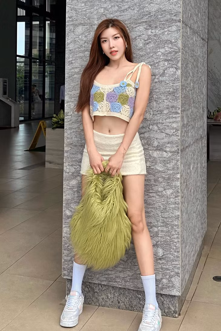Ngoài sự đa dạng màu tóc, các item nhiều màu sắc, trẻ trung cũng gắn liền với giọng ca gốc Hà Nội. Cô dạo phố trong áo ren 2 dây hở bụng, thêu hoạ tiết trái tim, bông hoa đáng yêu, cùng chiếc microskirt khoe triệt để đôi chân thon.