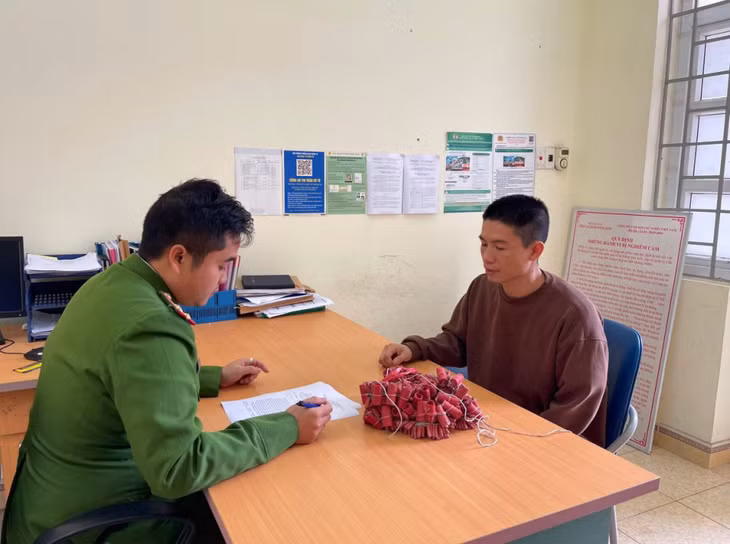 Một người dân giao nộp pháo nổ cho Công an huyện.