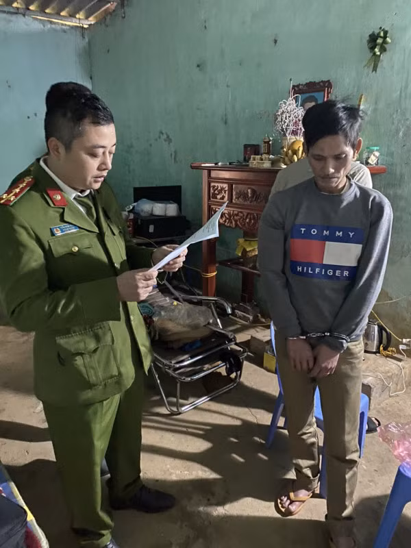 Công an tỉnh Hòa Bình đọc lệnh bắt giữ đối tượng Nguyễn Thượng Mạnh.
