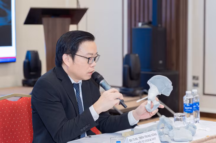 GS.TS.BS Trần Trung Dũng, Giám đốc Trung tâm Chấn thương chỉnh hình Vinmec chia sẻ quá trình điều trị với những mô hình minh họa được sử dụng trực tiếp.