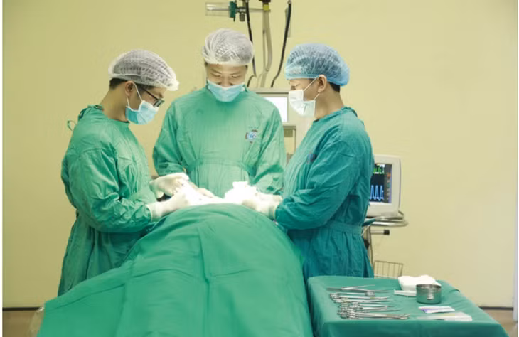 Phẫu thuật cho bệnh nhân ung thư lưỡi tại Bệnh viện K - Ảnh: BVCC