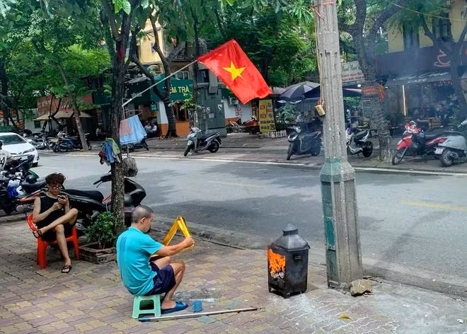 Người dân đốt vàng mã trên phố Trần Huy Liệu. (Ảnh: Tuấn Đức/TTXVN)