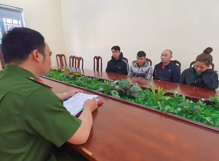 Cơ quan điều tra tiến hành lấy lời khai các đối tượng trong đường dây mua bán ma túy.
