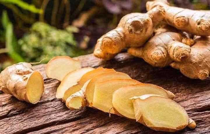 Bạn hãy cắt gừng thành từng lát và hầm cùng nước uống để điều trị viêm mũi dị ứng.