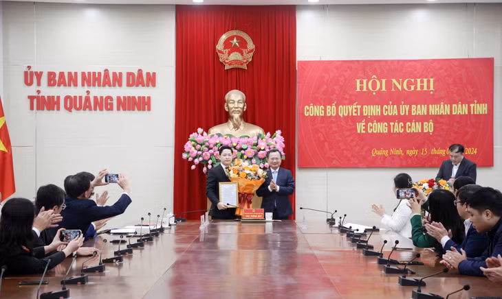 Đồng chí Cao Tường Huy, Chủ tịch UBND tỉnh, trao quyết định phê chuẩn kết quả bầu bổ sung ông Phạm Lê Hưng, Phó Bí thư Thành ủy Cẩm Phả nhiệm kỳ 2020-2025 giữ chức vụ Chủ tịch UBND TP Cẩm Phả nhiệm kỳ 2021-2026.