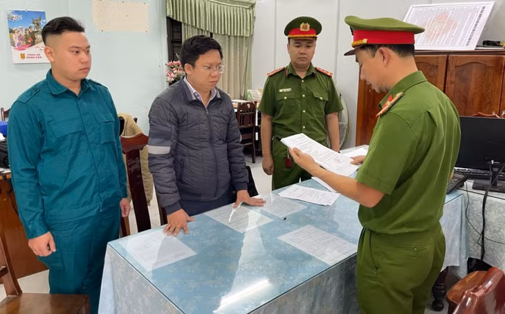 Cơ quan điều tra tống đạt lệnh bắt tạm giam Hà Hải Đăng.