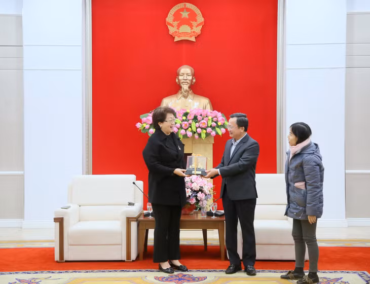Đồng chí Cao Tường Huy, Chủ tịch UBND tỉnh tặng quà lưu niệm cho bà Cheng Shao Hong, Tổng Giám đốc China Southern Airlines.