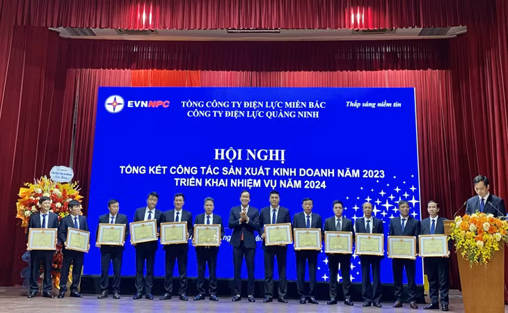 Ông Phan Tử Lượng, Phó Tổng Giám đốc Tổng Công ty Điện lực miền Bắc trao Giấy khen của Tổng Công ty cho các tập thể hoàn thành tốt nhiệm vụ năm 2023.