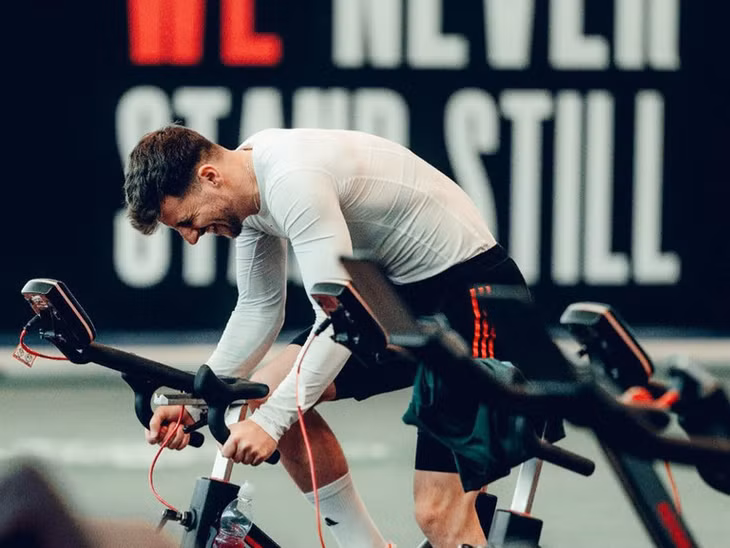 Mason Mount đạp xe trong phòng gym