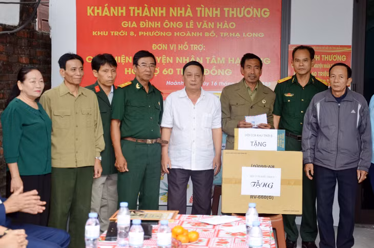 Hội CCB phường Hoành Bồ tặng quà động viên CCB Lê Văn Hào (khu Trới 8, phường Hoành Bồ, TP Hạ Long) nhân dịp khánh thành Nhà tình thương cho hội viên (tháng 12/2023).