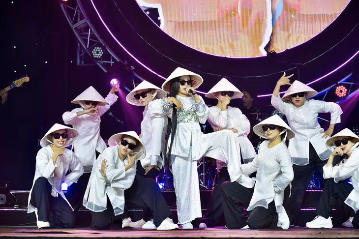 Tiết mục Vũ trụ có anh của Phương Mỹ Chi là một trong những tiết mục hay nhất đêm trao giải - Ảnh: T.T.D.