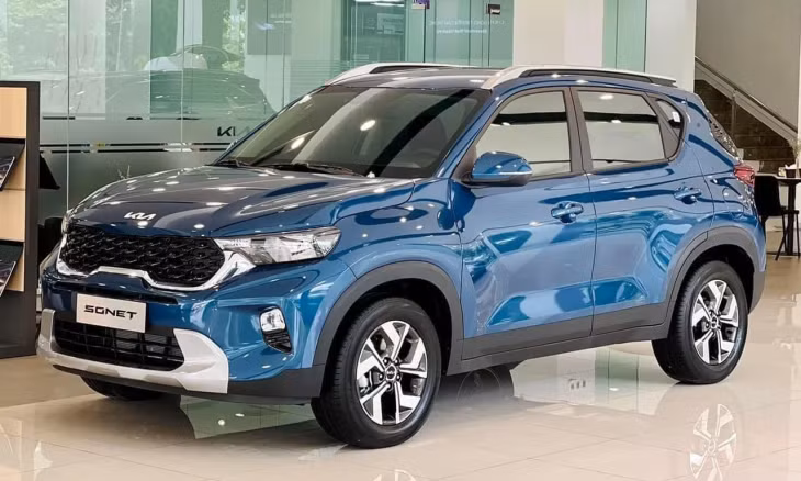 Xu hướng chuộng ô tô cỡ nhỏ gầm cao của người Việt giúp Kia Sonet trải qua năm 2023 khá thành công về mặt doanh số bán hàng. Giá bán hấp dẫn, kiểu dáng bắt mắt cùng nhiều trang bị, tính năng… giúp Kia Sonet tạo sức hút với khách hàng. Kết thúc năm 2023, tổng doanh số bán Kia Sonet đạt 11.366 xe, tăng gần 2.000 xe so với năm 2022.