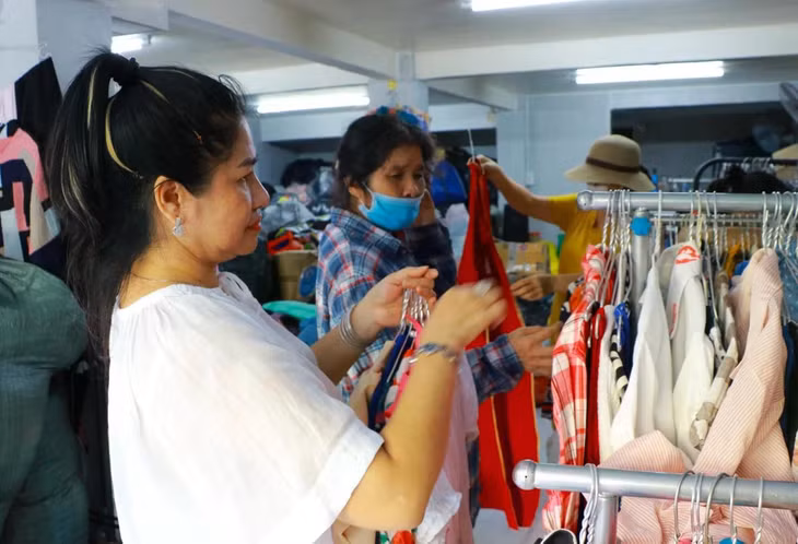 "Thời gian đầu mở gian hàng chưa có nhiều hàng hóa thì tôi và các cộng sự phải tự bỏ tiền túi ra mua quần áo cũ về chất đầy kệ hàng cho nhiều người đến lựa chọn. Sau này khi được nhiều người biết đến và người dư mang đến cho ngày càng nhiều thì gian hàng của tôi luôn trong tình trạng chật kín"- bà Uyên cười nói.