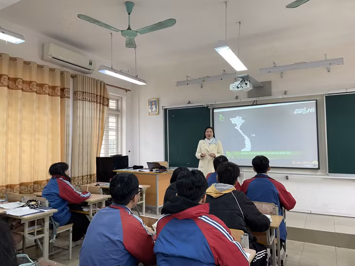 Một giờ học của học sinh lớp 12 Chuyên Sử, Trường THPT Chuyên Hạ Long.