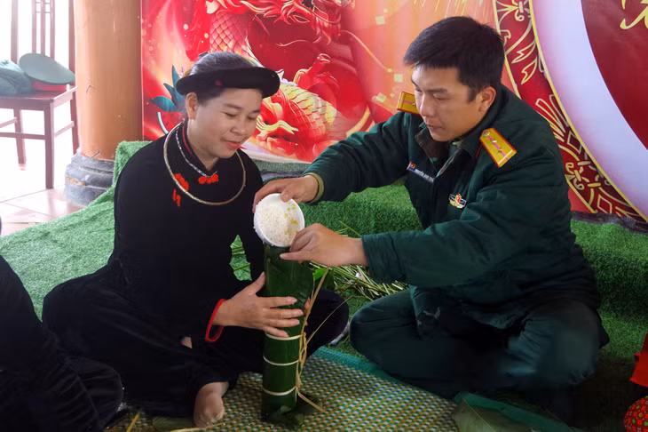 Ban CHQS huyện Bình Liêu gói bánh chưng tặng hộ nghèo trên địa bàn.