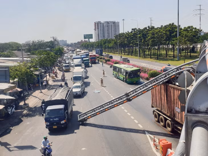 Tai nạn làm tuyến đường ùn tắc kéo dài.