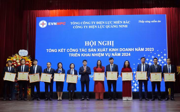 Ông Nguyễn Thanh Tĩnh, Giám đốc Công ty Điện lực Quảng Ninh tặng Giấy khen cho các tập thể hoàn thành toàn diện nhiệm vụ được giao năm 2023.